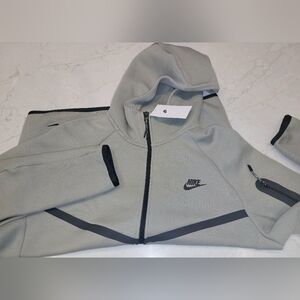 Nike Men's Sportswear Tech Fleece Windrunner Full-Zip Hoodie in a grey or "Cave
